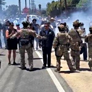 Denuncia Departamento de Seguridad: Congresista demócrata atacó a agente de ICE, lo que provocó un violento asalto